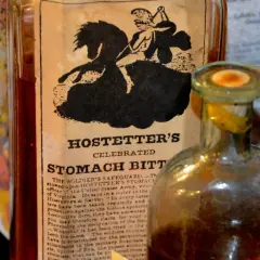 Butelki z lekami, w tym Hostetter's Stomach Bitters, które mogły zawierać laudanum.