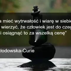 Kamienie ułożone w stos na wodzie symbolizują siłę i wytrwałość. Cytaty o życiu Marii Skłodowskiej-Curie przypominają o wierze w siebie.