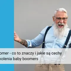 Uśmiechnięty starszy pan z brodą i szelkami, który może być boomerem.