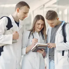 Co warto wiedzieć po studiach medycznych? Możliwości kariery i zarobki