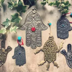 Amulety ręki Fatimy, symbol ochrony przed złem. Co to jest infamia? To amulety, które chronią przed złym okiem.