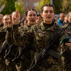 Kobiety w mundurach, z karabinami i bagnetami, składają przysięgę. To przyszłość obronności kraju, dobrowolna zasadnicza służba wojskowa.
