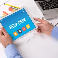 Intendent korzysta z tabletu z aplikacją Help Desk. Na ekranie widnieją ikony: ustawienia, czat, dokumenty i wyszukiwanie.