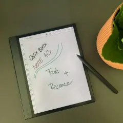 Na ekranie czytnika ONYX BOOX NOTE 4C widnieje odręczny zapis "Test + Recenze".