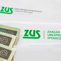 Pieniądze i dokumenty ZUS. Czerwiec to czas wypłat, a emerytury czerwcowe już wkrótce trafią do odbiorców.