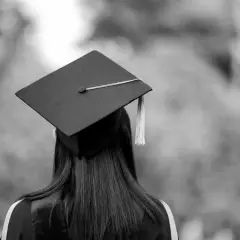 Absolwentka psychologii z czapką na głowie, gotowa na nowe wyzwania po latach studiów.