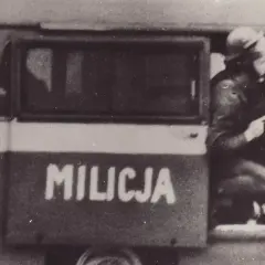 ZOMO w akcji. Milicjant w hełmie siedzi w samochodzie, gotowy do działania.