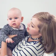 Matka tuli dziecko, uśmiechając się do niego. To obraz bezwarunkowa miłość do dziecka cytaty.