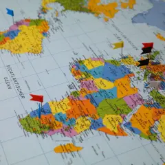 Kolorowa mapa świata z zaznaczonymi państwami i flagami.