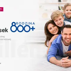 Uśmiechnięta rodzina na podłodze. Wniosek o rodzinne obligacje skarbowe w aplikacji mobilnej i bankowości internetowej.