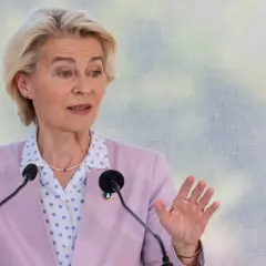 Ursula von der Leyen przemawia, wyjaśniając, czym jest mainstream. Jej gestykulacja i strój podkreślają jej pewność siebie.