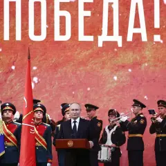 Putin przemawia na tle napisu "Zwycięstwo!", otoczony przez żołnierzy i orkiestrę. To obraz silnego nacjonalizmu.
