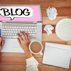 Ktoś pisze na laptopie, na ekranie słowo "BLOG". To jak dziennik, ale w internecie.