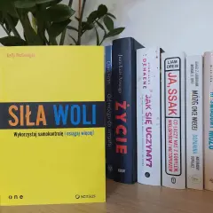 Książka "Siła woli" Kelly McGonigal obok innych tytułów o mózgu i rozwoju osobistym.
