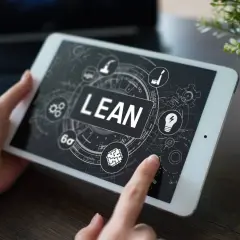 Tablet z ekranem prezentującym koncepcję lean management. Ikony symbolizują procesy, innowacje i optymalizację.