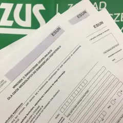 Wniosek o świadczenie uzupełniające dla osób niezdolnych do samodzielnej egzystencji. ZUS pomaga w wypełnianiu dokumentów.