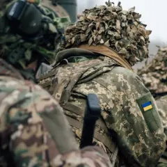 Żołnierze w kamuflażu, z ukraińską flagą na ramieniu, gotowi do akcji. Myślą o domu, ale nie o dezercji.