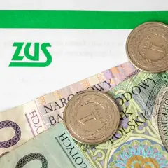ZUS i polskie złotówki, symbolizujące finanse i świadczenia, jak emerytura wdowia.