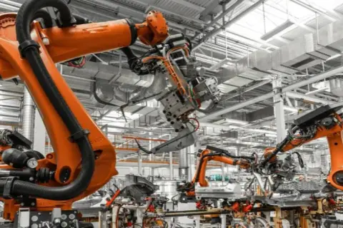 Praca po studiach mechanika i budowa maszyn - jak uniknąć trudności w karierze