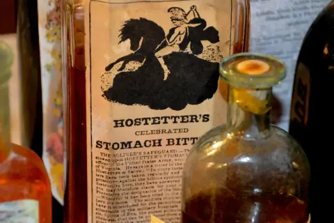 Butelki z lekami, w tym Hostetter's Stomach Bitters, które mogły zawierać laudanum.
