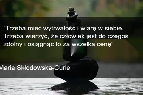Kamienie ułożone w stos na wodzie symbolizują siłę i wytrwałość. Cytaty o życiu Marii Skłodowskiej-Curie przypominają o wierze w siebie.
