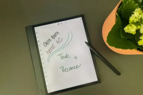 Na ekranie czytnika ONYX BOOX NOTE 4C widnieje odręczny zapis "Test + Recenze".