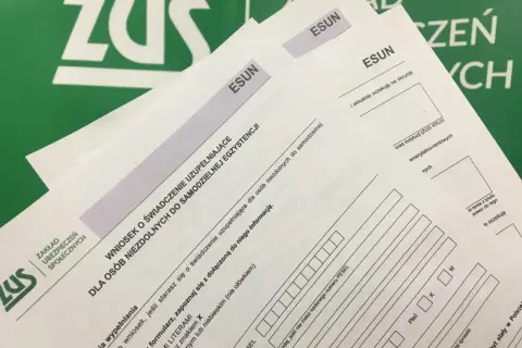 Wniosek o świadczenie uzupełniające dla osób niezdolnych do samodzielnej egzystencji. ZUS pomaga w wypełnianiu dokumentów.
