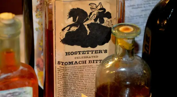 Butelki z lekami, w tym Hostetter's Stomach Bitters, które mogły zawierać laudanum.