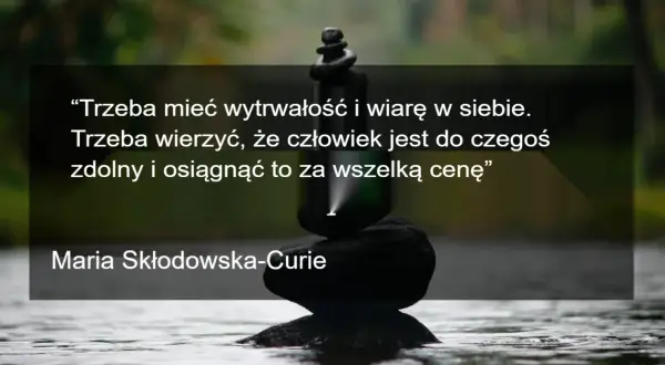 Kamienie ułożone w stos na wodzie symbolizują siłę i wytrwałość. Cytaty o życiu Marii Skłodowskiej-Curie przypominają o wierze w siebie.