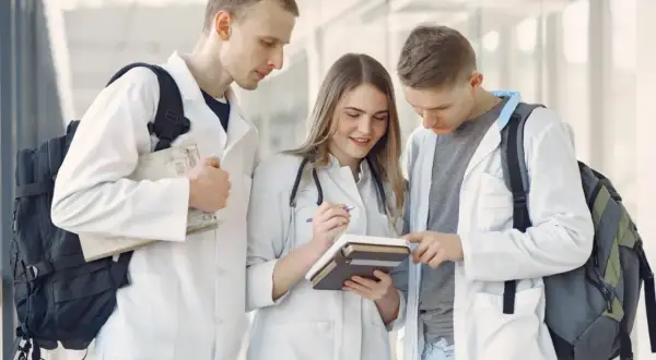 Co warto wiedzieć po studiach medycznych? Możliwości kariery i zarobki