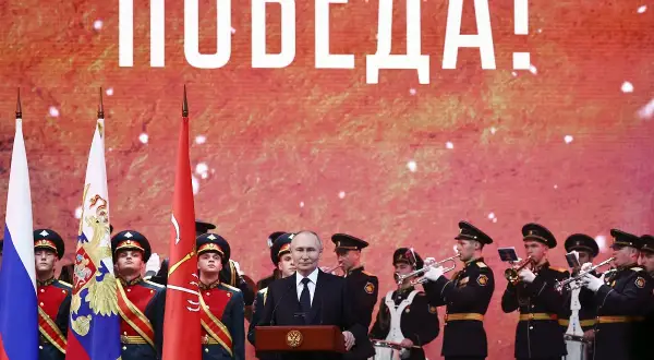 Putin przemawia na tle napisu "Zwycięstwo!", otoczony przez żołnierzy i orkiestrę. To obraz silnego nacjonalizmu.