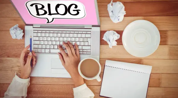 Ktoś pisze na laptopie, na ekranie słowo "BLOG". To jak dziennik, ale w internecie.