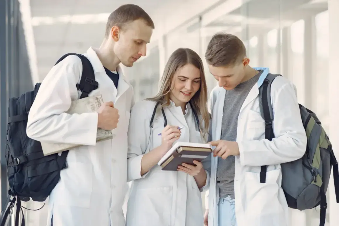 Co warto wiedzieć po studiach medycznych? Możliwości kariery i zarobki
