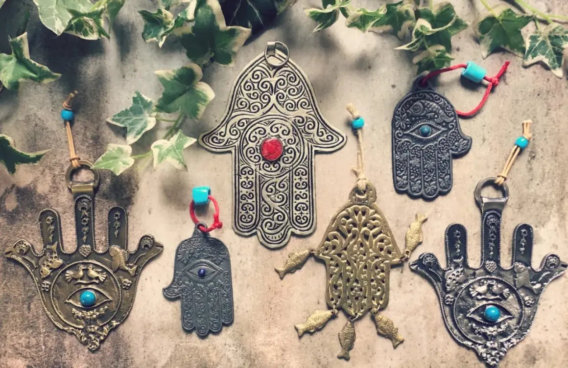 Amulety ręki Fatimy, symbol ochrony przed złem. Co to jest infamia? To amulety, które chronią przed złym okiem.