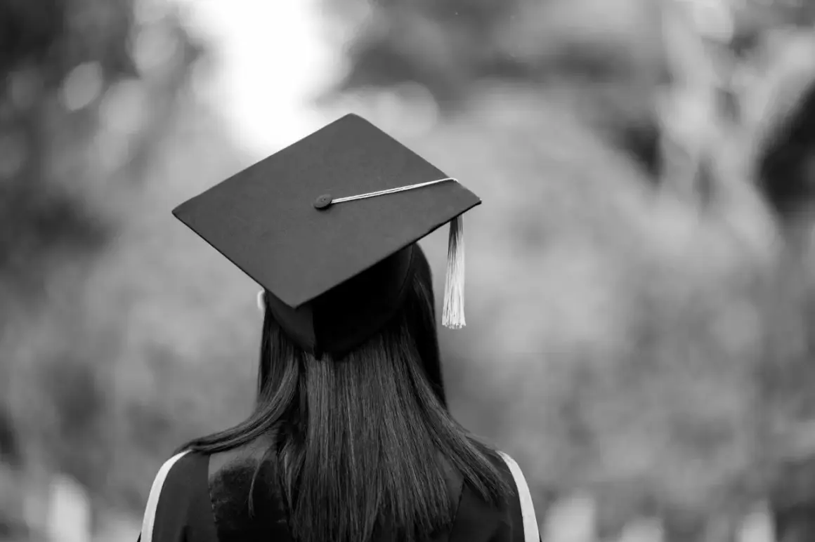 Absolwentka psychologii z czapką na głowie, gotowa na nowe wyzwania po latach studiów.