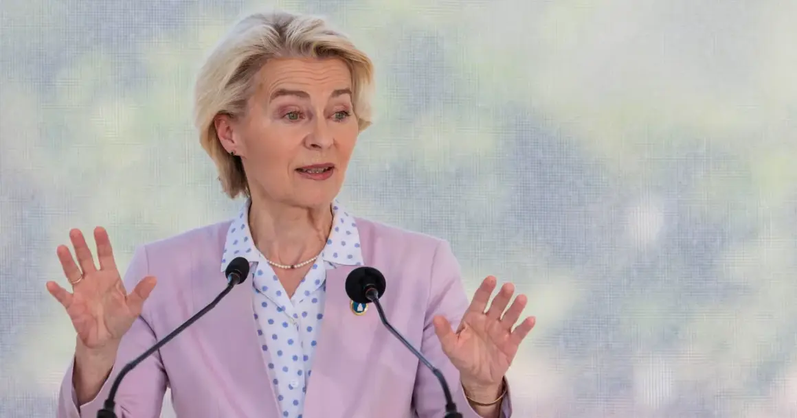 Ursula von der Leyen przemawia, wyjaśniając, czym jest mainstream. Jej gestykulacja i strój podkreślają jej pewność siebie.