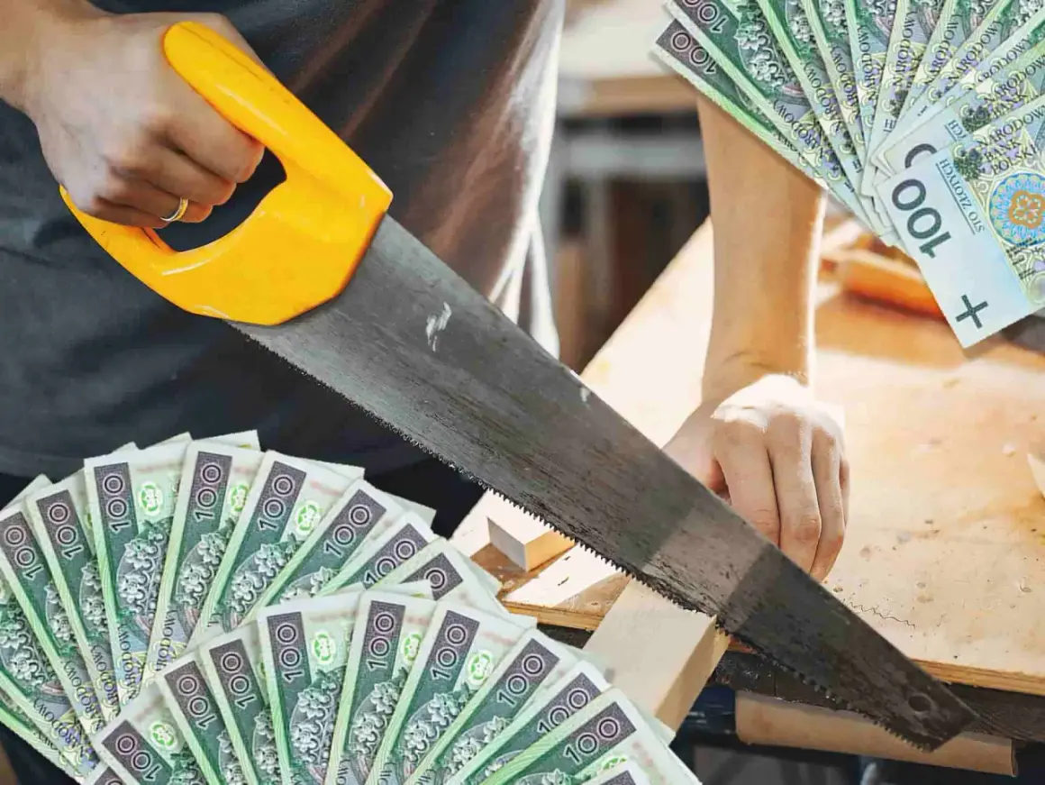 Cieśla tnie drewno piłą, a wokół leżą banknoty 100 zł. Zarobek rzemieślnika.