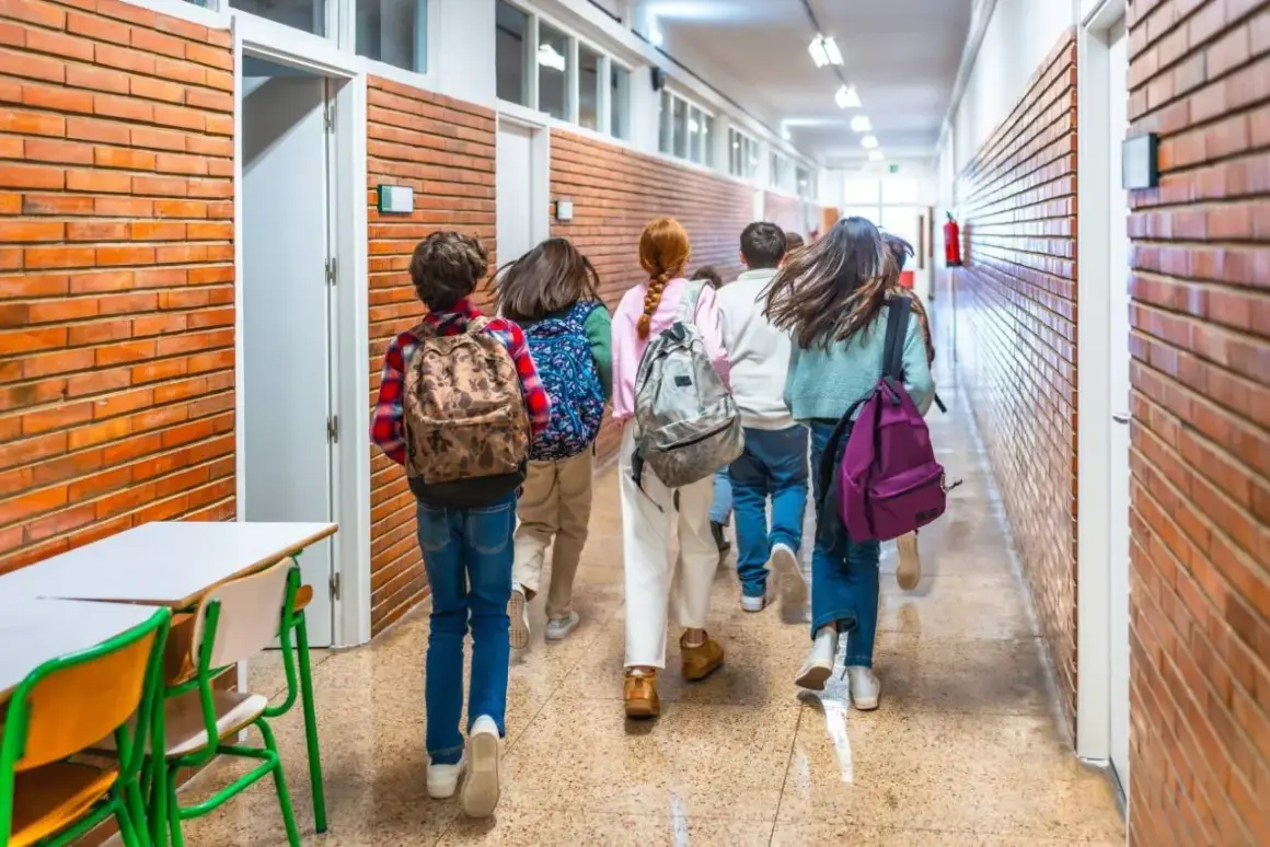 Dzieci z plecakami idą szkolnym korytarzem. Wszyscy mają równe szanse na edukację, to ważny parytet.