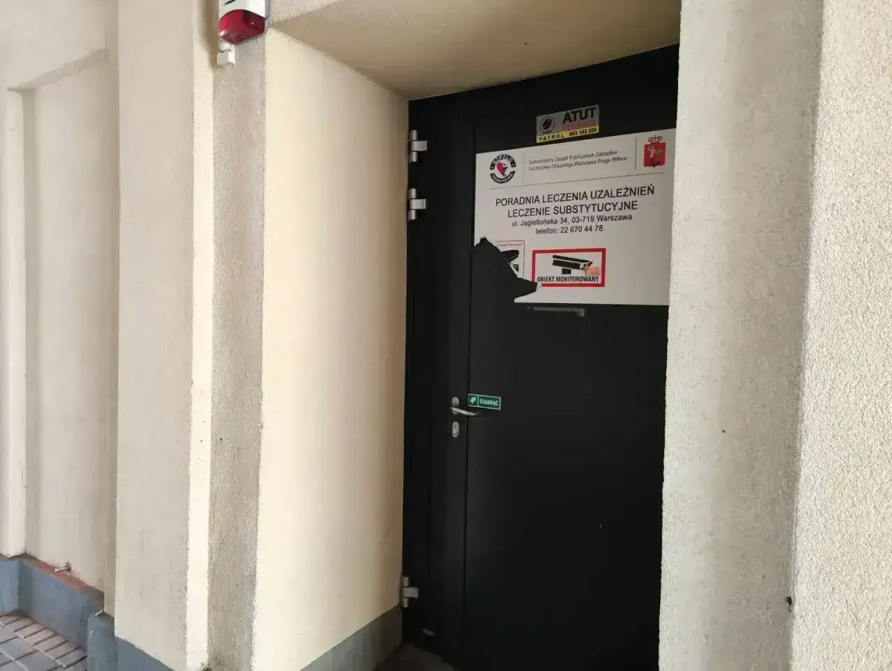 Drzwi poradni leczenia uzależnień. Tu dowiesz się, czym jest metadon i jak działa. Obiekt monitorowany.