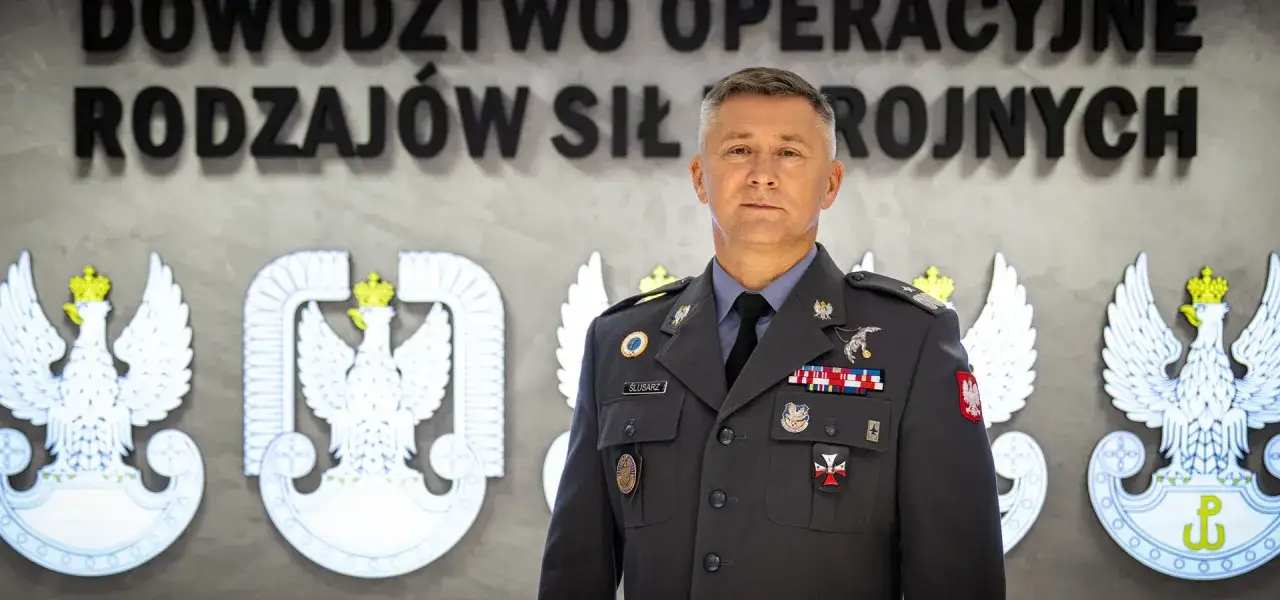 Dowódca w mundurze wojskowym, na tle godła Polski i napisu