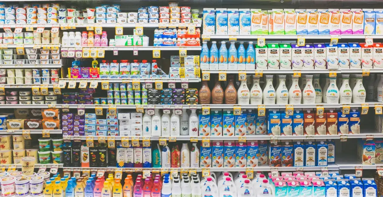 Półki sklepowe uginają się od produktów FMCG, takich jak mleka roślinne, jogurty i napoje.