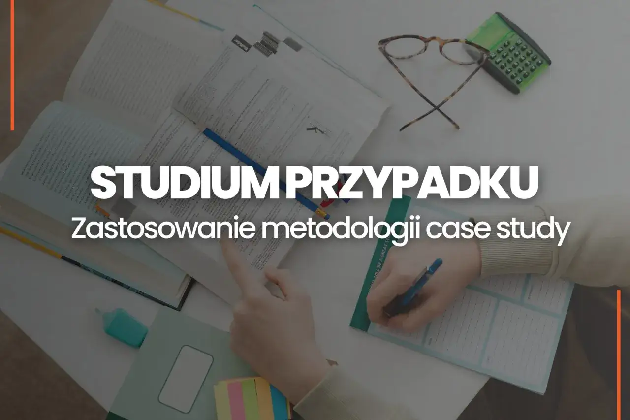 Studium przypadku: analiza zastosowania metodologii case study. Na zdjęciu widać otwartą książkę, notatnik, okulary i kalkulator.