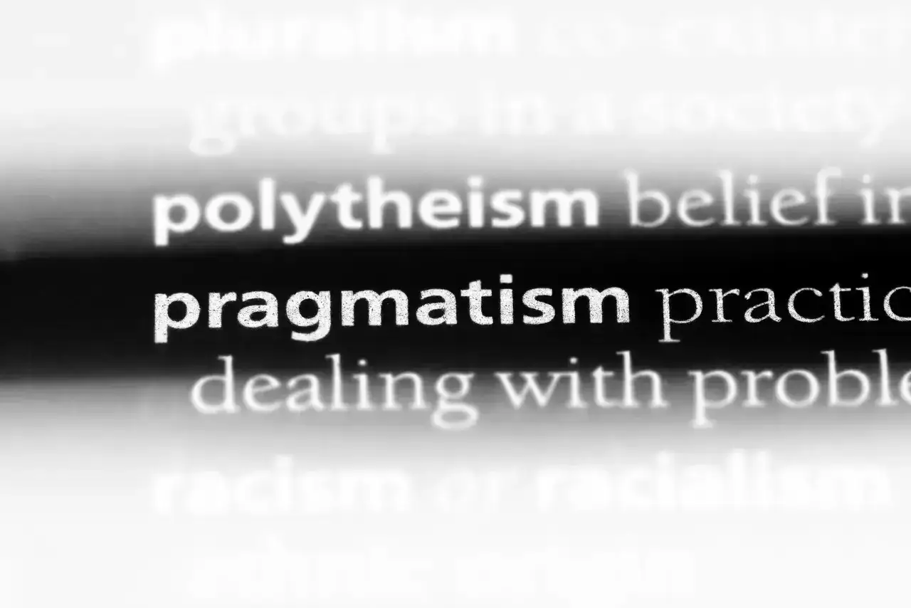 Pragmatyzm: praktyczne podejście do rozwiązywania problemów, bez zbędnych teorii.