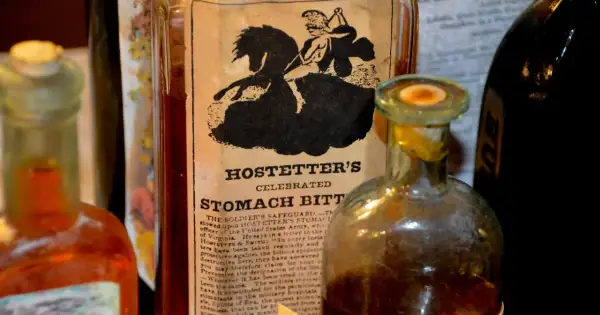 Butelki z lekami, w tym Hostetter's Stomach Bitters, które mogły zawierać laudanum.