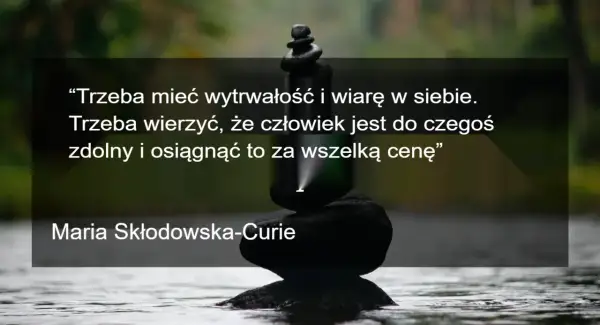 Kamienie ułożone w stos na wodzie symbolizują siłę i wytrwałość. Cytaty o życiu Marii Skłodowskiej-Curie przypominają o wierze w siebie.