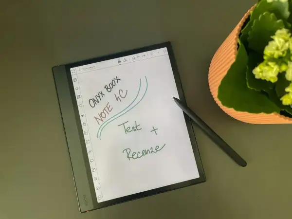 Na ekranie czytnika ONYX BOOX NOTE 4C widnieje odręczny zapis "Test + Recenze".