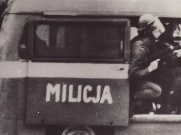 ZOMO w akcji. Milicjant w hełmie siedzi w samochodzie, gotowy do działania.