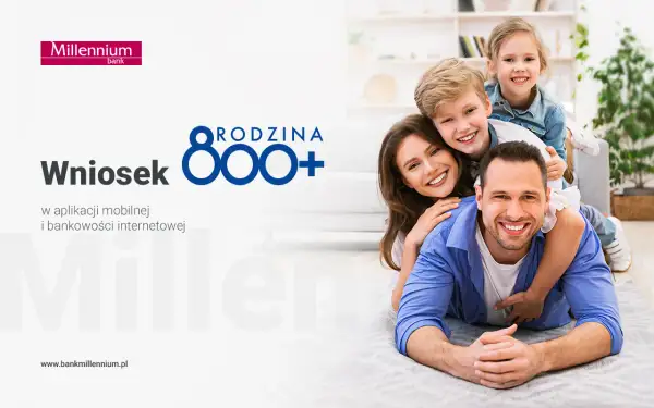 Uśmiechnięta rodzina na podłodze. Wniosek o rodzinne obligacje skarbowe w aplikacji mobilnej i bankowości internetowej.