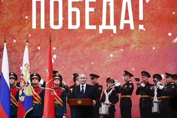Putin przemawia na tle napisu "Zwycięstwo!", otoczony przez żołnierzy i orkiestrę. To obraz silnego nacjonalizmu.