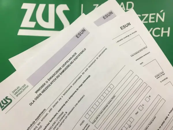 Wniosek o świadczenie uzupełniające dla osób niezdolnych do samodzielnej egzystencji. ZUS pomaga w wypełnianiu dokumentów.